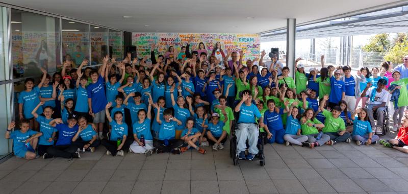 The playground belongs to everyone! TVBoy and more than 100 children paint inclusion in a very special edition of 'Mou-te i Veuràs'