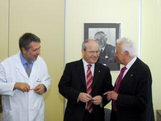 El Muy Hble. Sr. José Montilla, Presidente de la Generalitat de Cataluña, firma en el Libro de Honor del Institut Guttmann