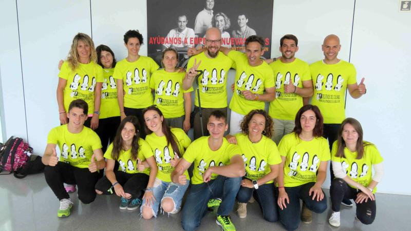 Víctor Sánchez, jugador del Español, acompaña a los alumnos del curso Delfines de Colores, sobre actividades acuáticas inclusivas