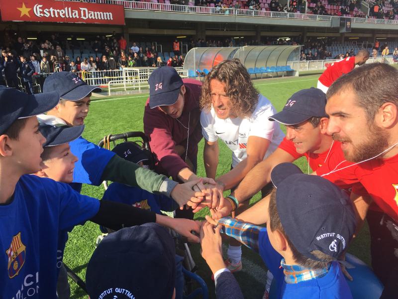 un grupo de pacientes infantiles juegan un partido de futbol con los jugadores Carles Puyol y Eric Abidal 