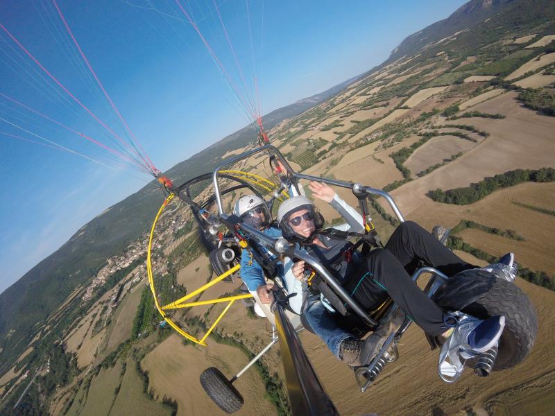 Ex pacientes del Institut Guttmann disfrutan de la excepcional sensación de volar en paramotor