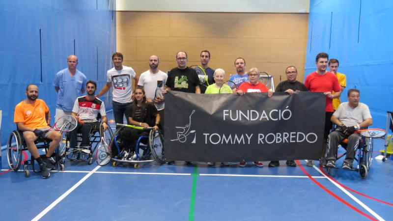 Tommy Robredo entrena a tenis con los pacientes