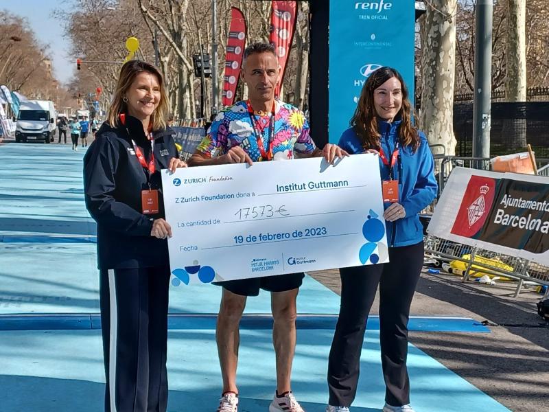 Recollida del xec solidari de la mitja marató